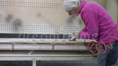 女，工人做老化门的效果.. 木质室内门的生产